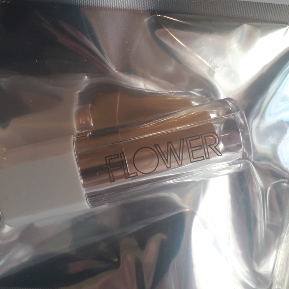 Flower Beauty Petal Pout Lipstick - Cruelty Free - matte Pigmented (Hibi… - Picture 2 of 12